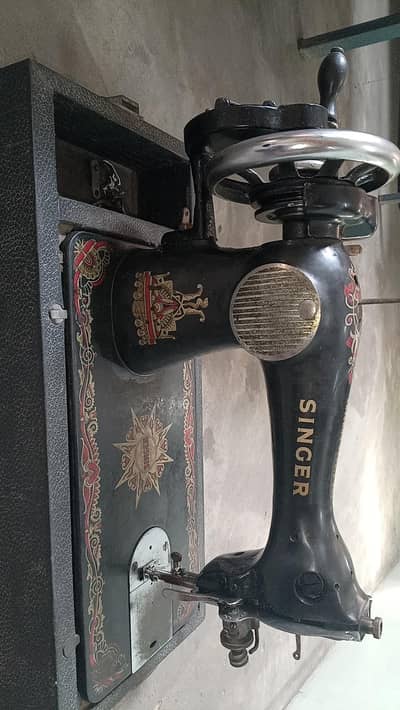 Original Singer Sewing Machine – Good Condition