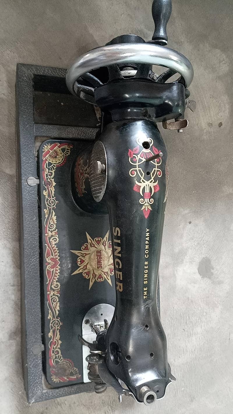 Original Singer Sewing Machine – Good Condition 1