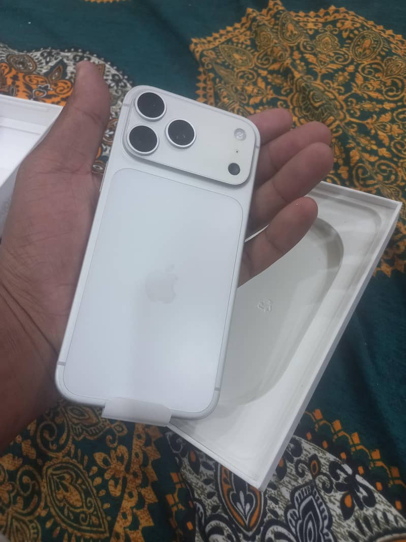 Apple iPhone 17 Pro Max 1