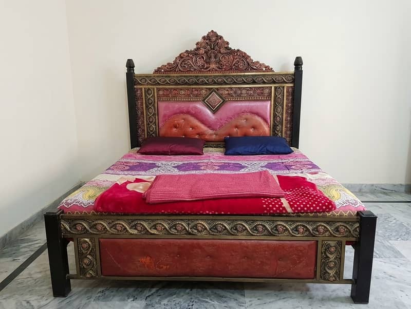 King Size Iron Bed 0