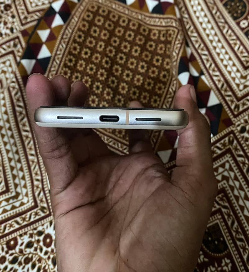 Google Pixel 8 4