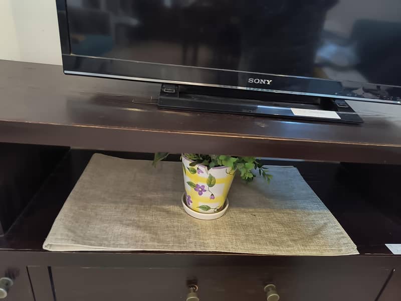 TV stand / Table 6