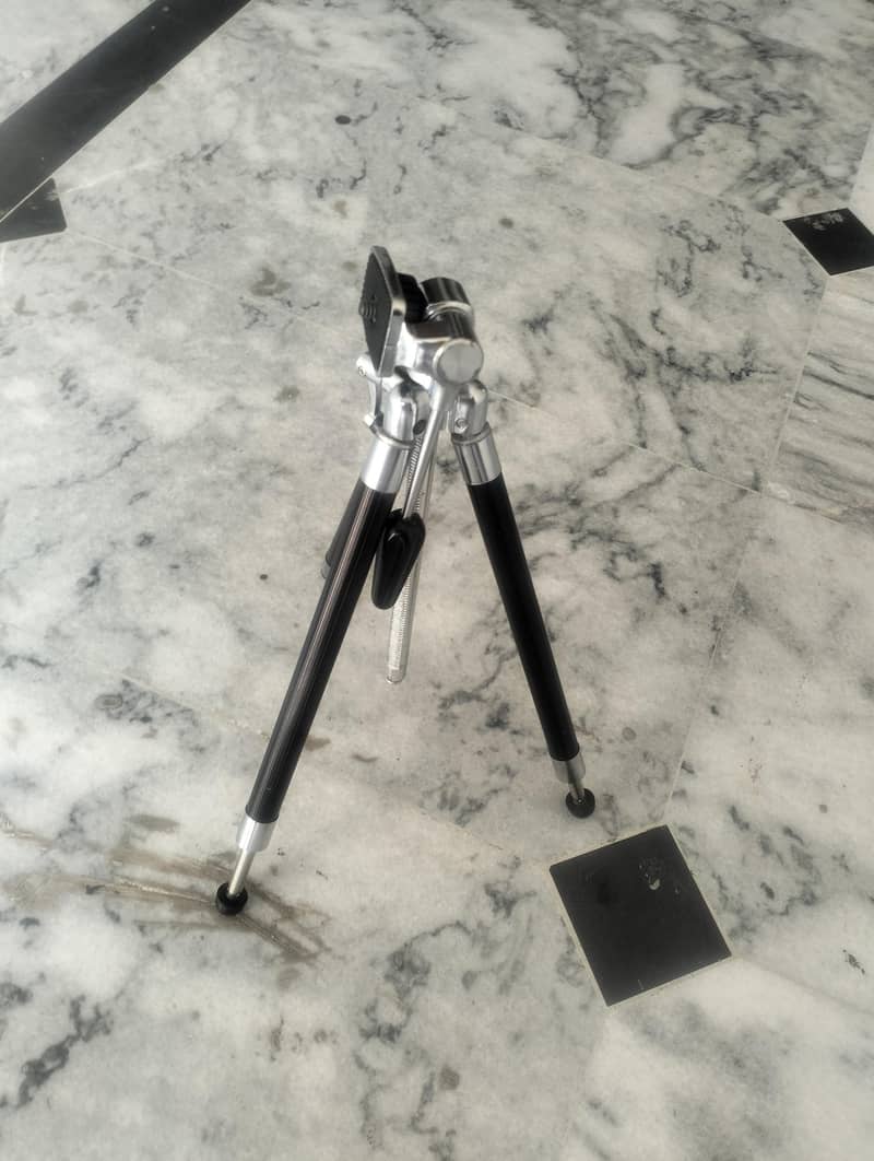 DSLR camera tripod 1