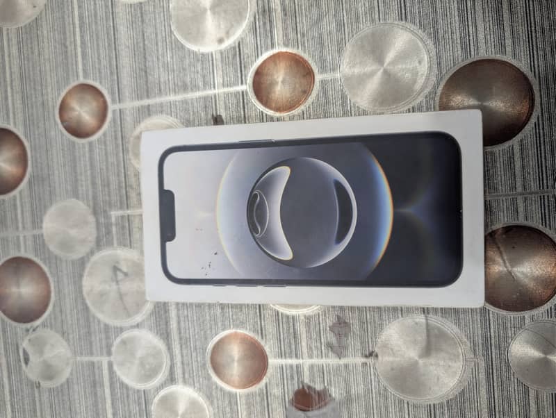 Apple iPhone 16e 0