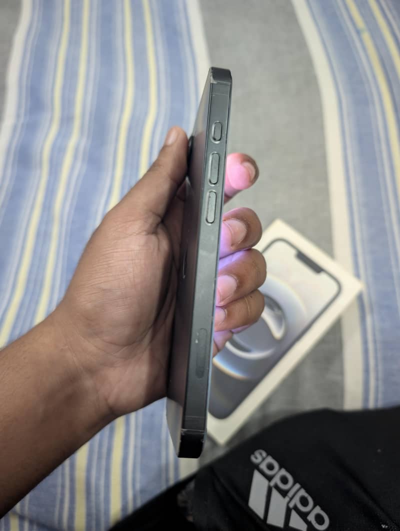 Apple iPhone 16e 7