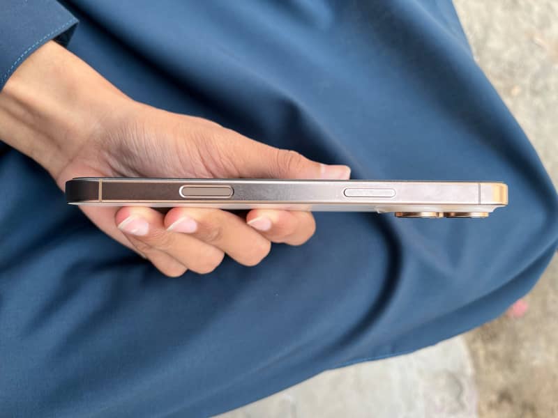 Apple iPhone 16 Pro Max 1