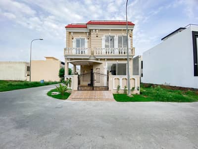 5 MARLA SLIGHTLY USED HOUSE AVAILABLE FOR SALE IN DHA 9 TOWN IN REASONABLE PRICE