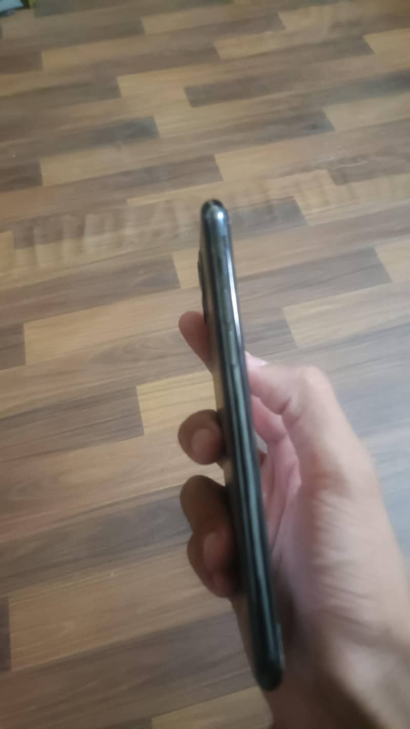 Apple iPhone 11 Pro Max 4