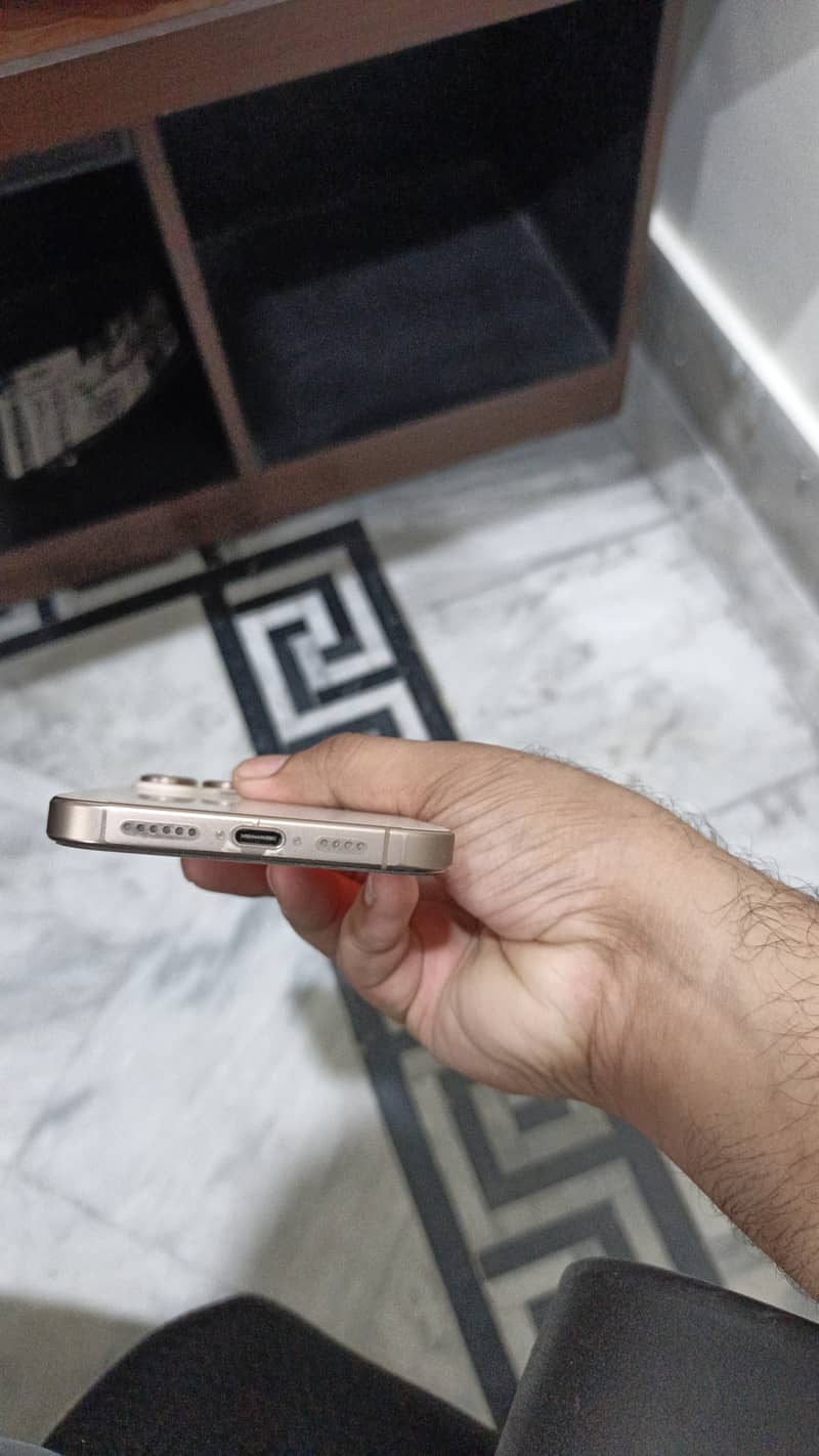 Apple iPhone 16 Pro Max 1