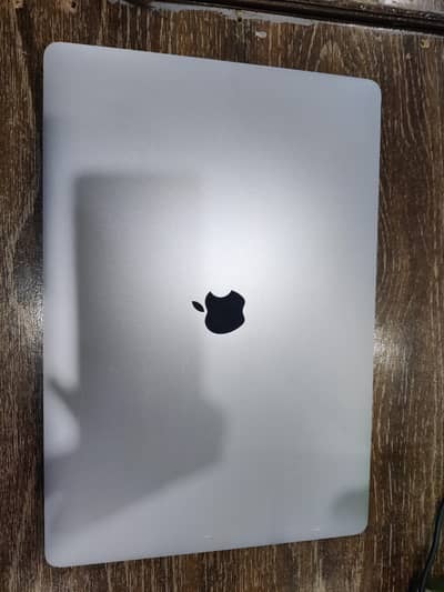 MacBook pro 2017  i7 3.1 Quad Core 16GB 1TB SSD