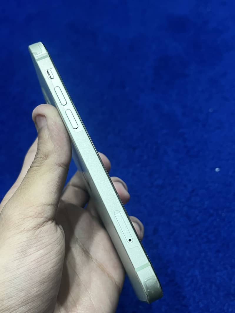 Apple iPhone 12 4