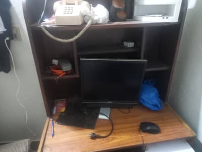 I'm selling my pc full system and desk also included