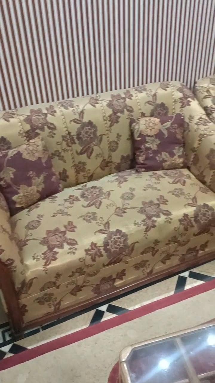 comfortable sofa chair/ sofa set for sale in Excellent condition 1