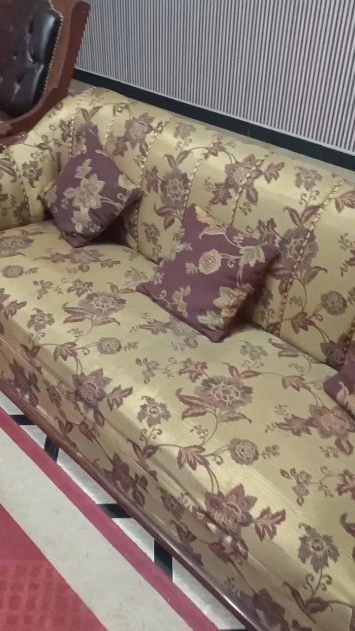comfortable sofa chair/ sofa set for sale in Excellent condition 4