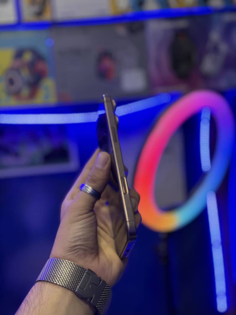 Apple iPhone 16 Pro Max 0