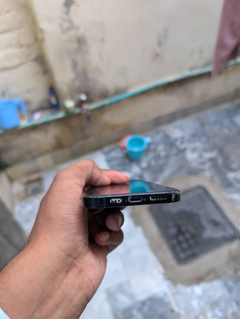 Apple iPhone 13 4