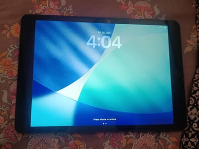 Apple IPad 9th Gen 64GB 9/10 FREE KEYBOARD AND CASE