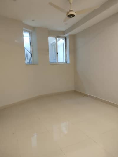 Ground Portion 3 Beds, 3 Baths Drawing Tv Lounge Kitchen