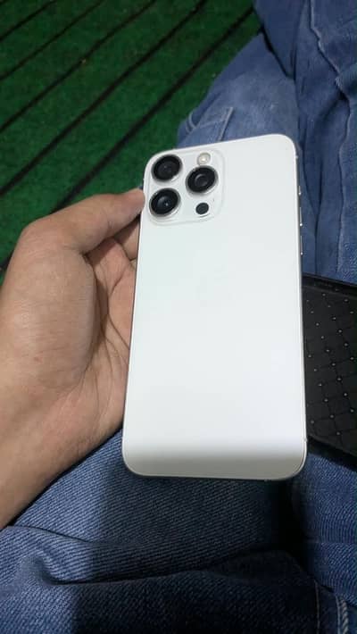 Apple iPhone 15 Pro Max / 256GB /87 battery health