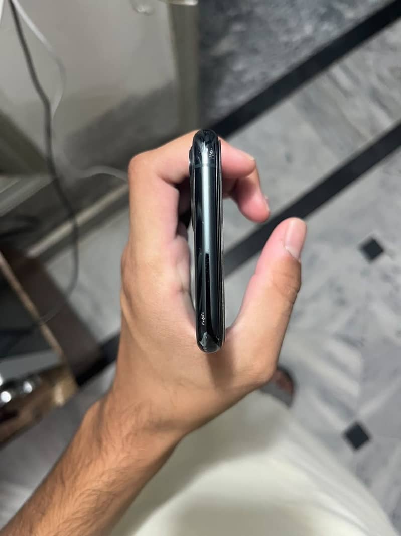 Apple iPhone 11 Pro 4