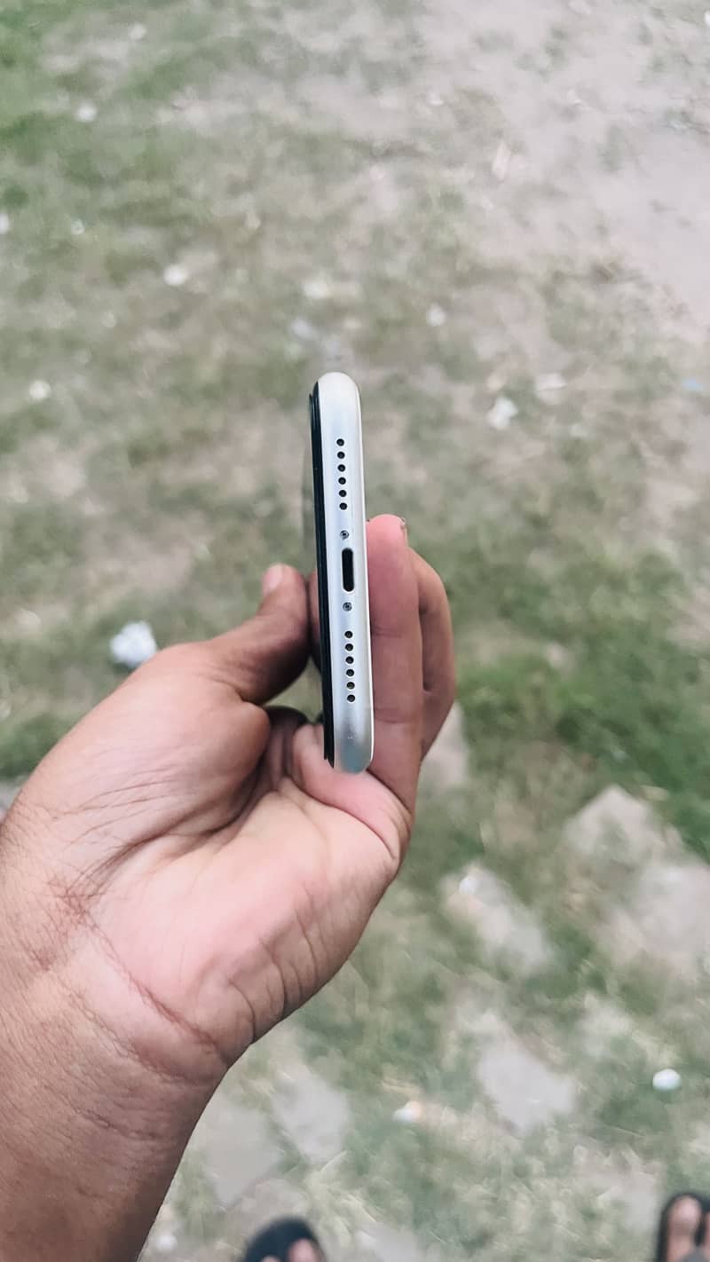 Apple iPhone 11 jv 0