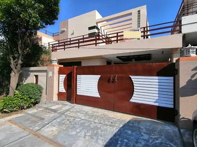10 Marla Well Maintained Beautiful Bungalow