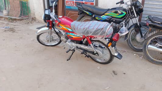 bilkul new hai no laga hua hai only 20km Chala hai