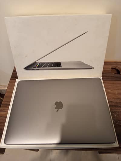 Apple MacBook Pro 2017 | Box & Charger Included