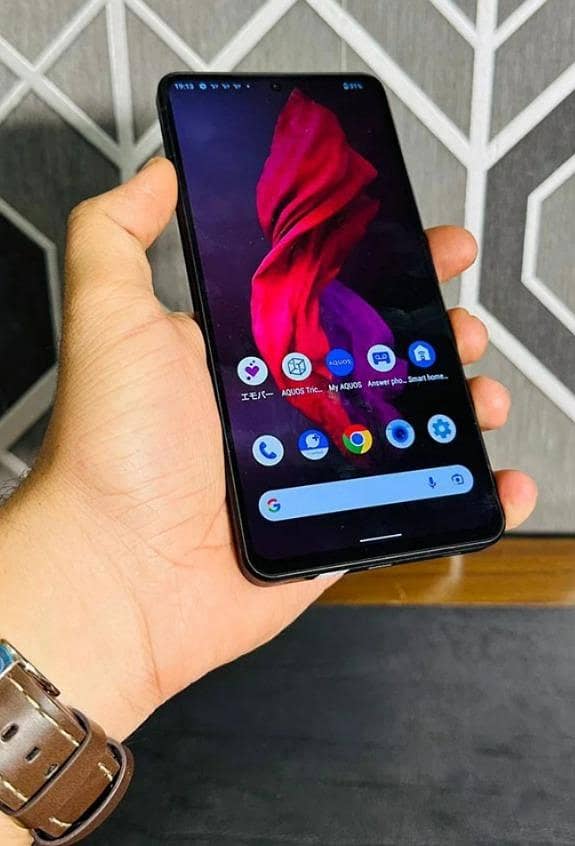 AQUOS SHARP R7 0