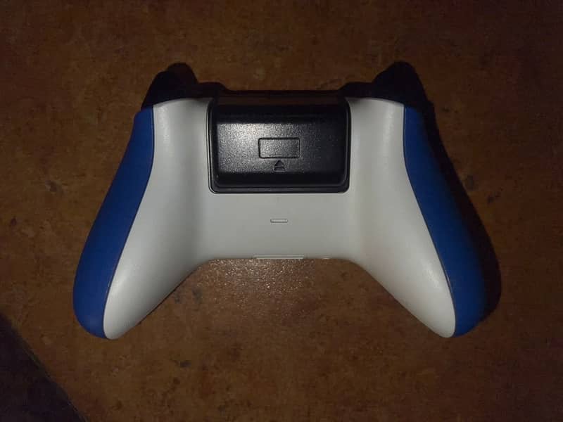Blue Xbox wireless controller 1
