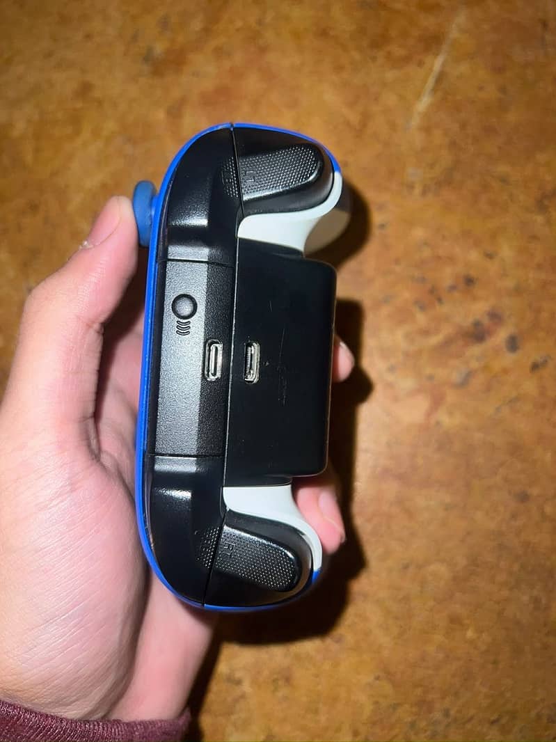 Blue Xbox wireless controller 4