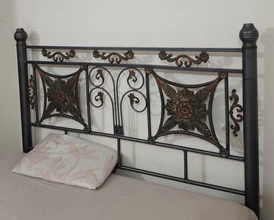 HEAVY PURE METAL QUEEN SIZED BED