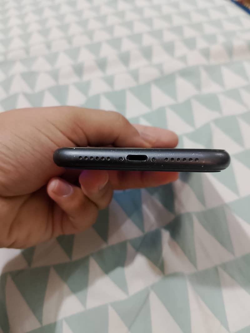 Apple iPhone 11 4