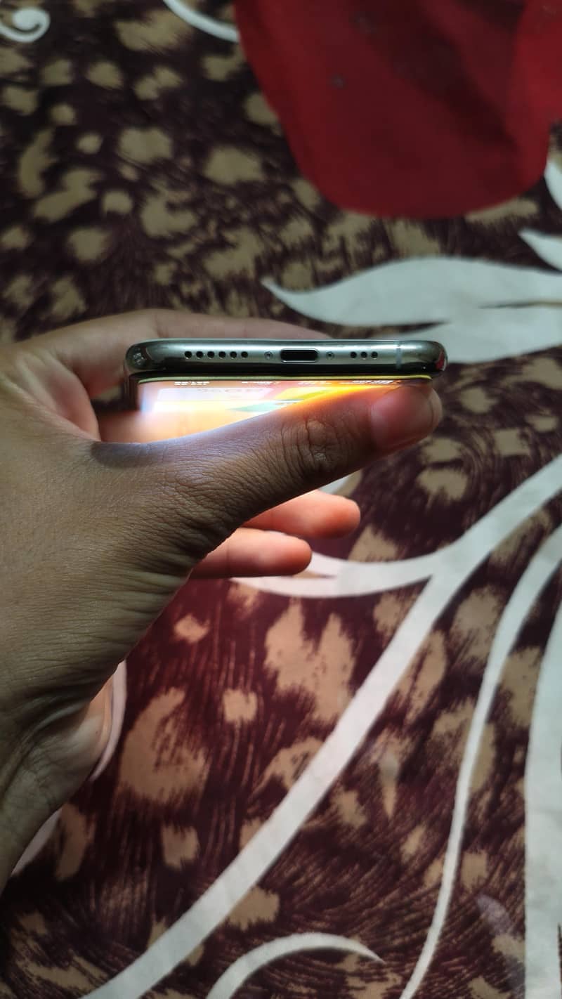 Apple iPhone XS 4