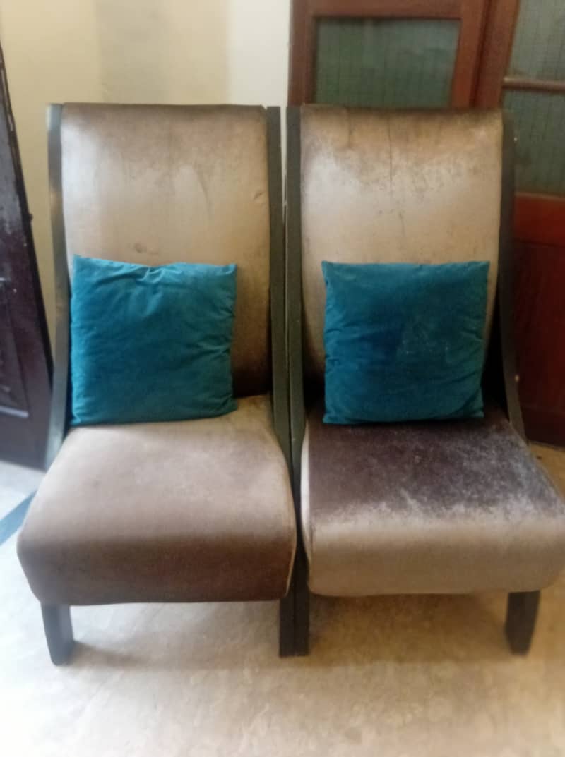 2 chairs 0