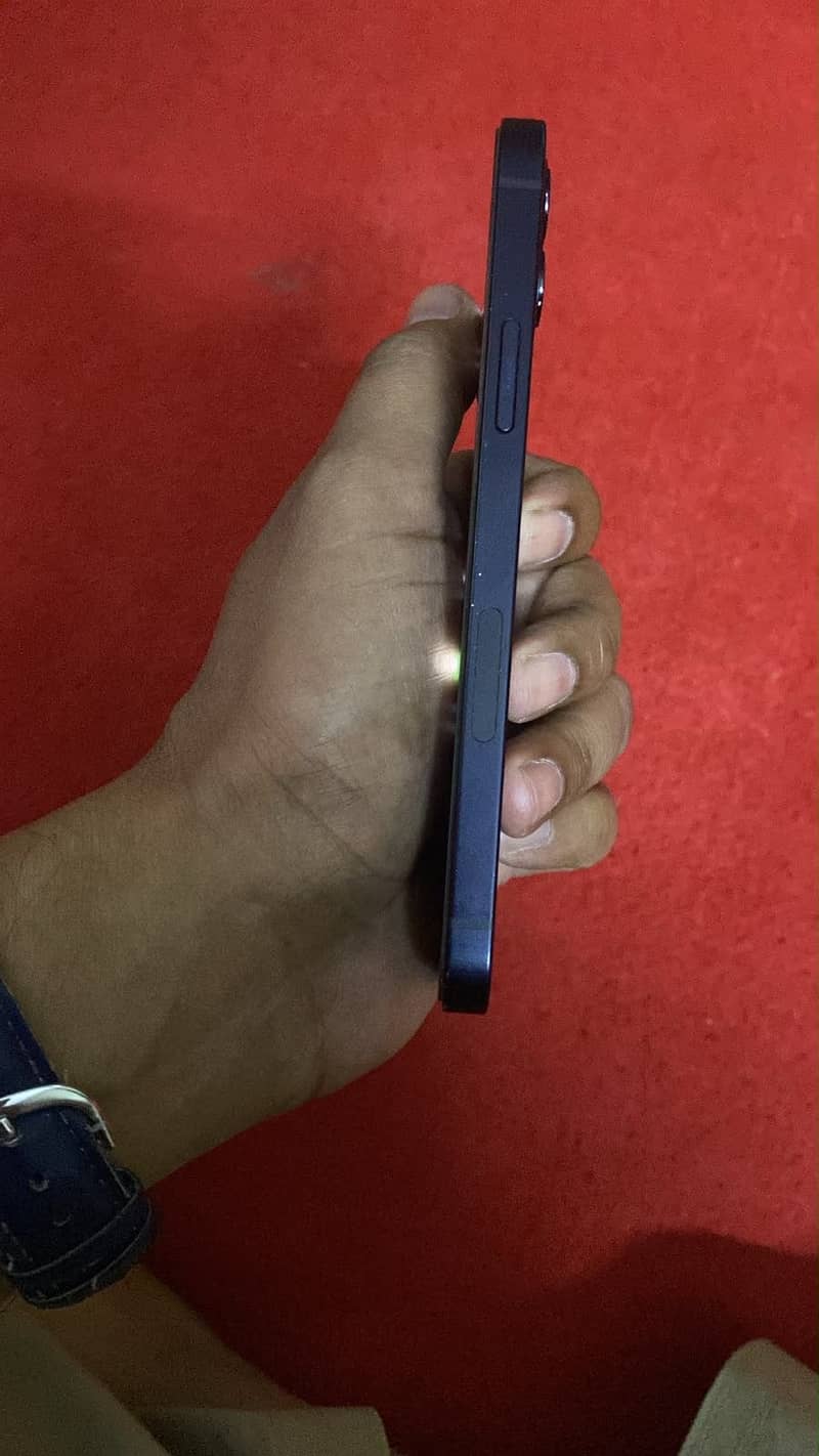 Apple iPhone 12 4
