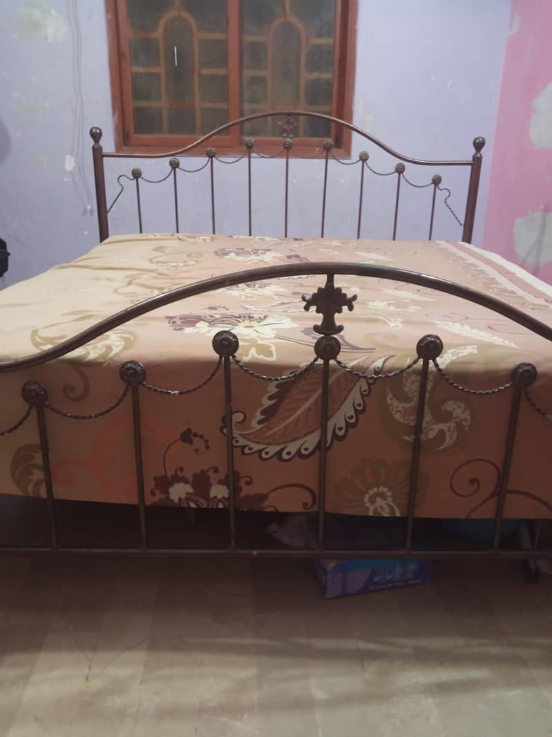 iron bed 0