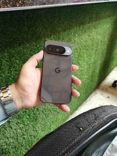 GooglePixel 10 128gb Black colour Approved just Middle half pnl  dmg