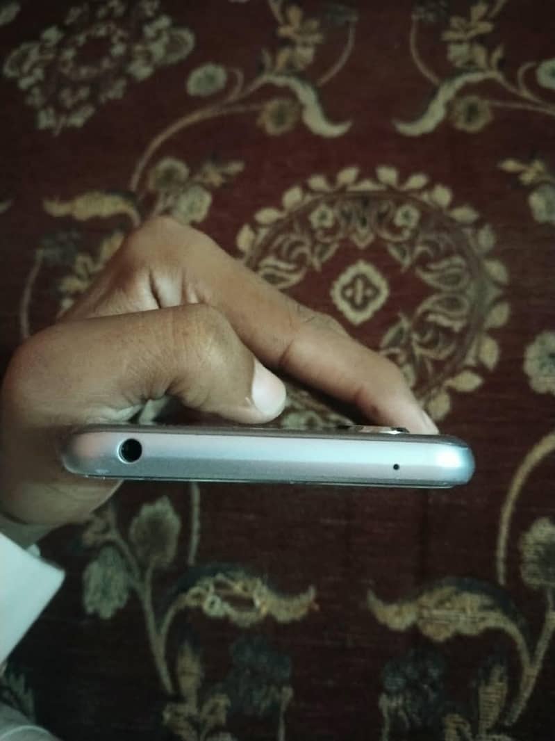 Sharp Aquos Sense 3 plus 3