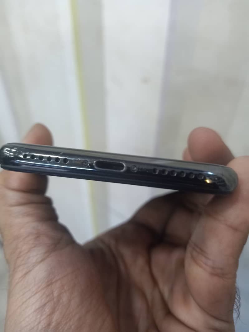 Apple iPhone X 4