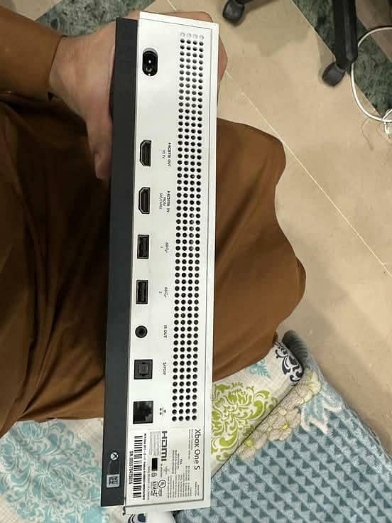 Xbox One S 1TB 1