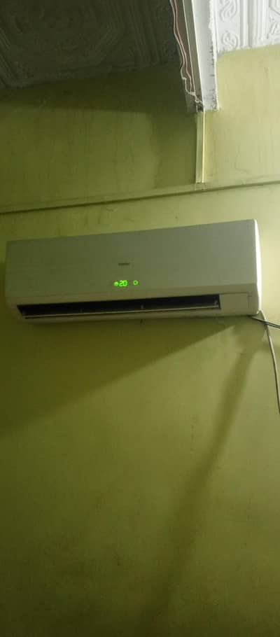 Haier ac hai our on hai chalti hai