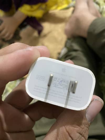Apple 20w orignal 200% adapter bahir sy aya tha ye mangwaya tha