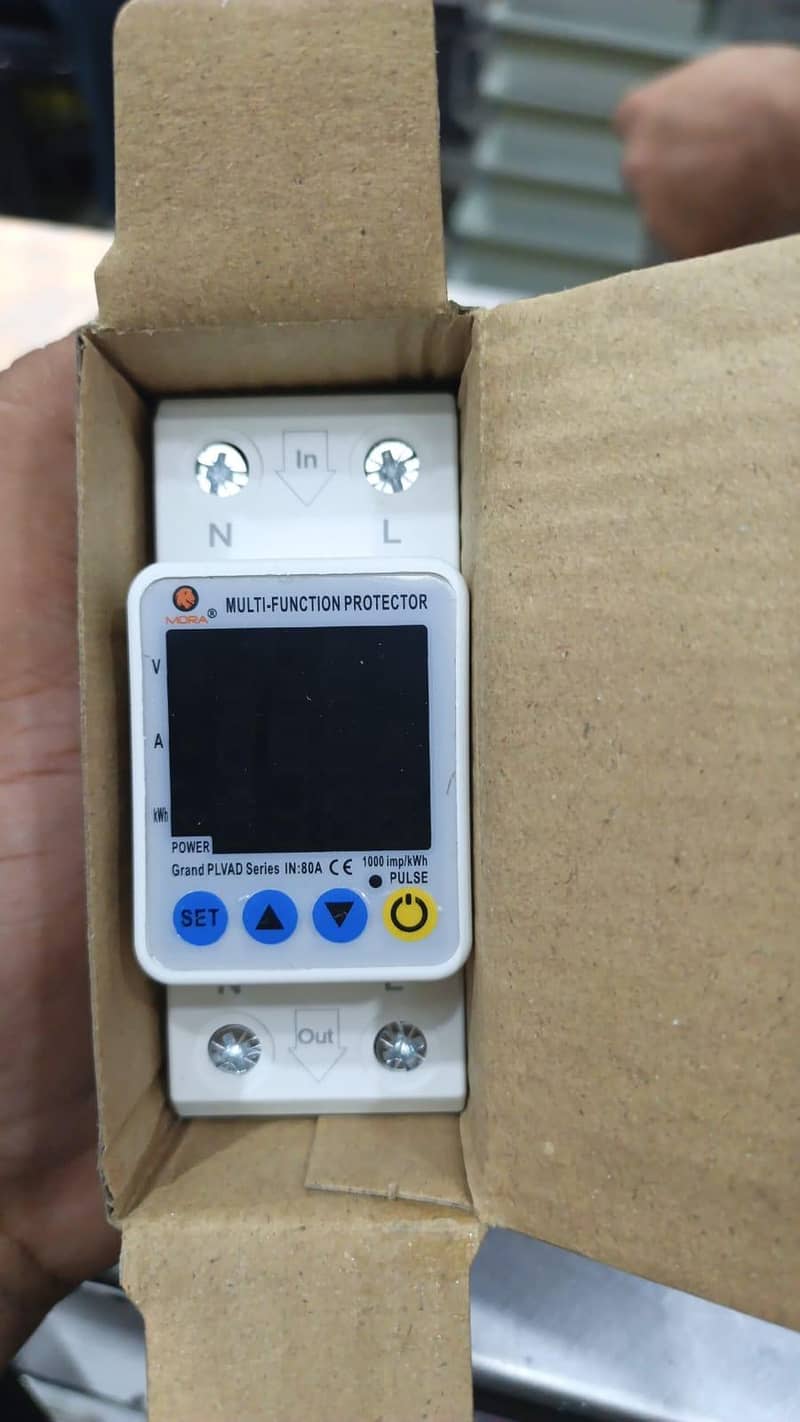 voltage protector + unit lock  Breaker 0
