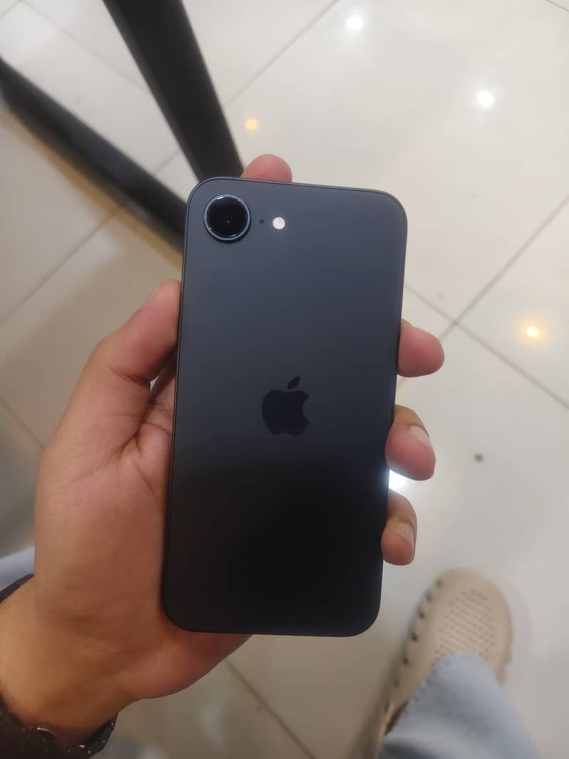 Apple iPhone 16e 0