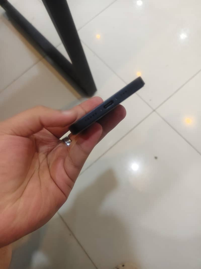 Apple iPhone 16e 1