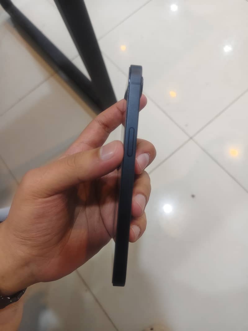 Apple iPhone 16e 8