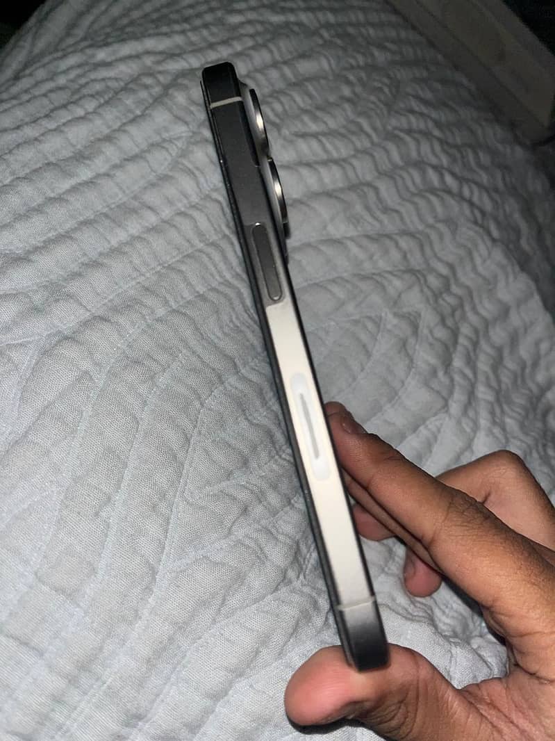 Apple iPhone 15 Pro 4