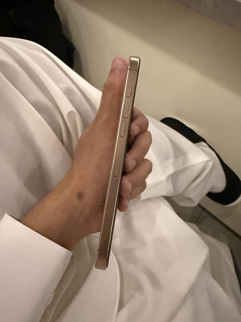 Apple iPhone 16 Pro Max 4
