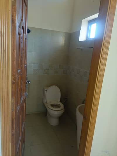Commercial ground porshan 5 Marla available for rent